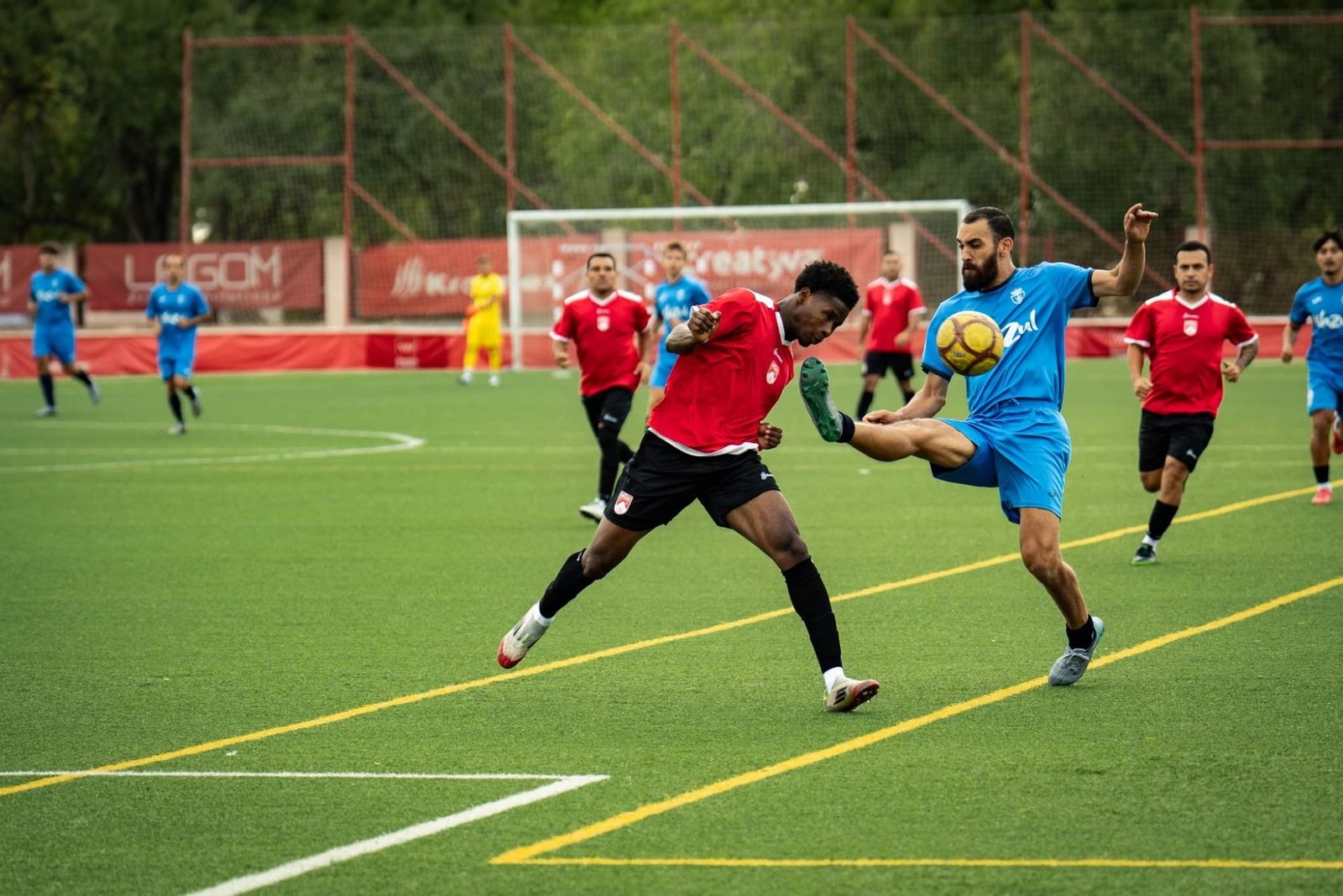 Jugador del CD Imperial disputando un balón aéreo durante un partido